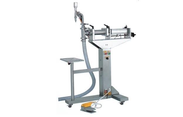 Liquid filling machine